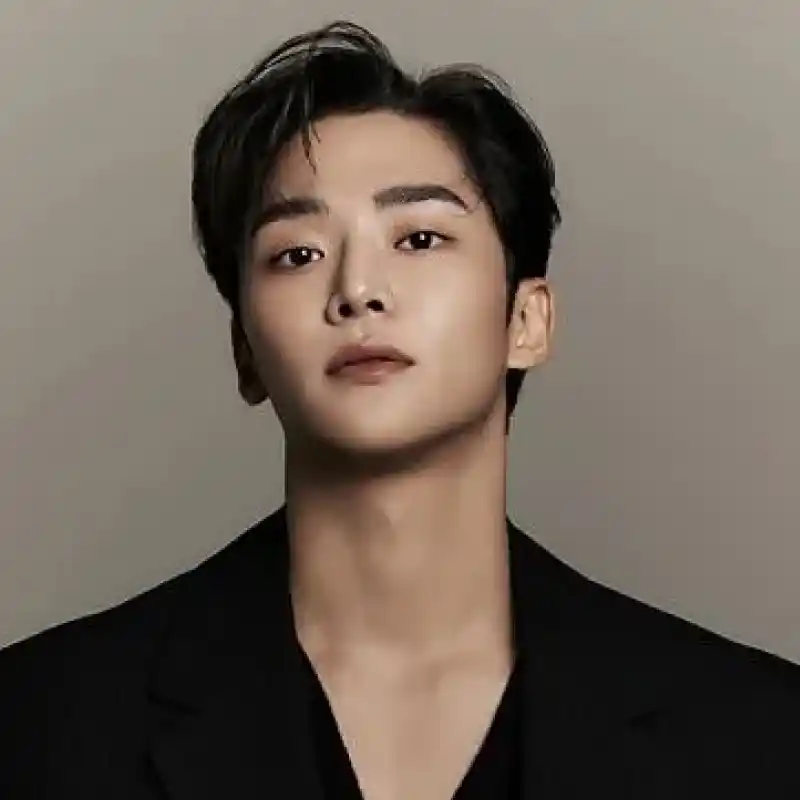 로운(SF9)
